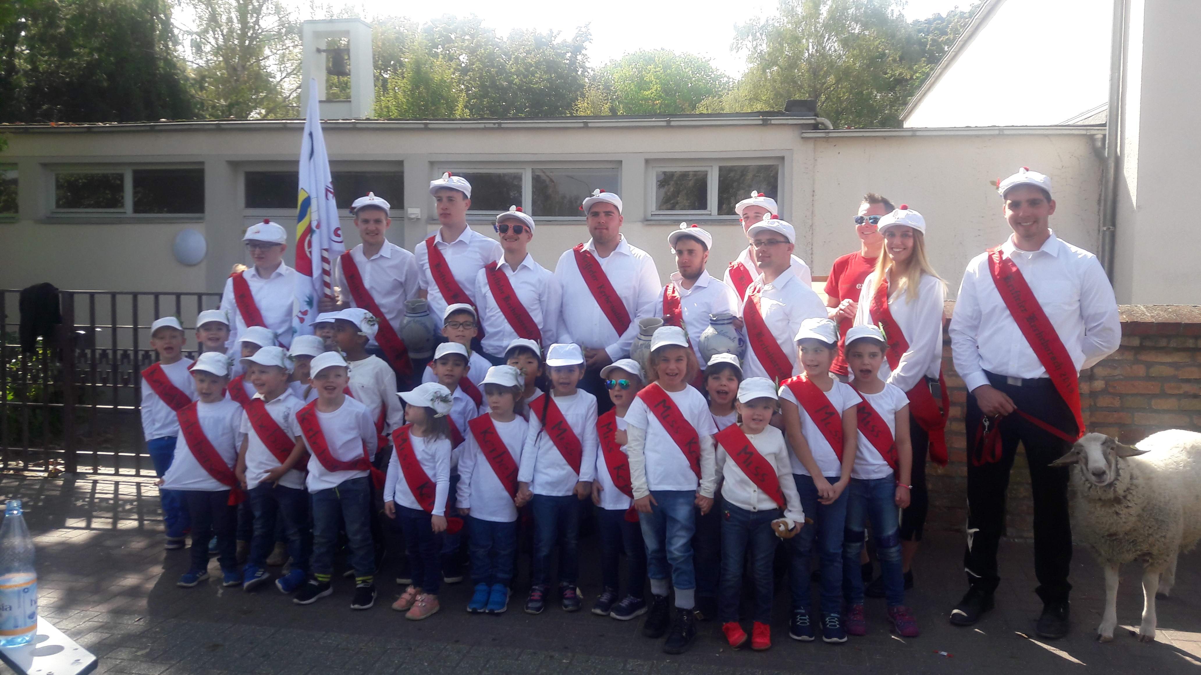 Die Kerbeborschen, Miss Kerb, hammel und die Kitakinder der Kita St. Vitus.