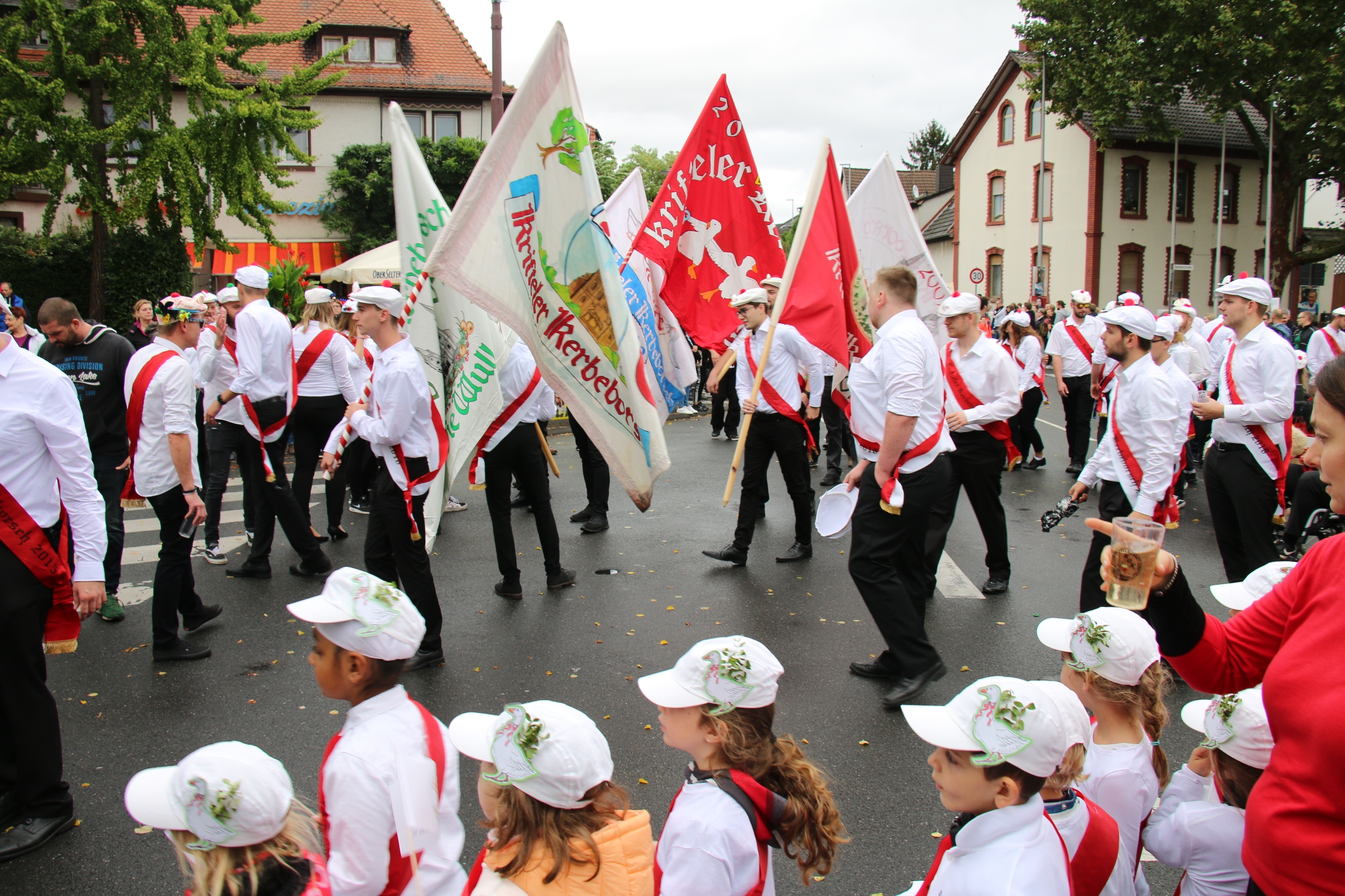 Die Kerbeburschen mit Fahnen beim Kerbeumzug 2018.
