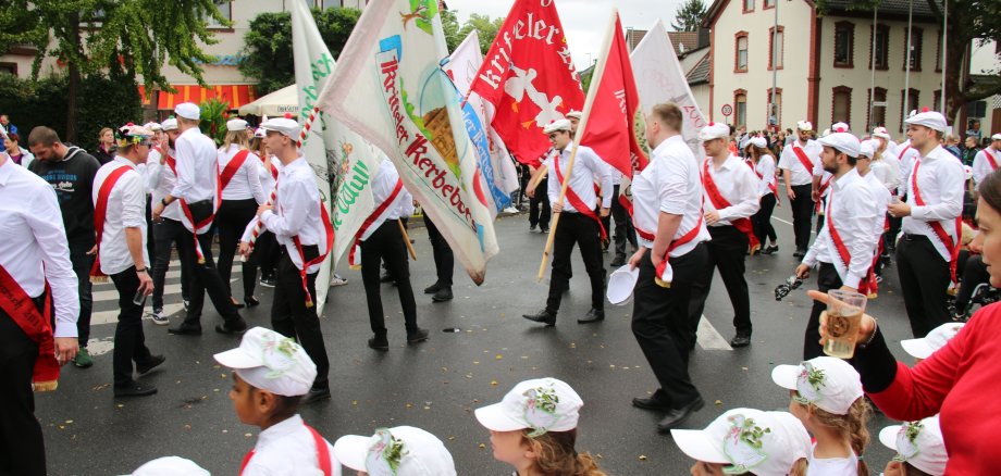 Die Kerbeburschen mit Fahnen beim Kerbeumzug 2018.