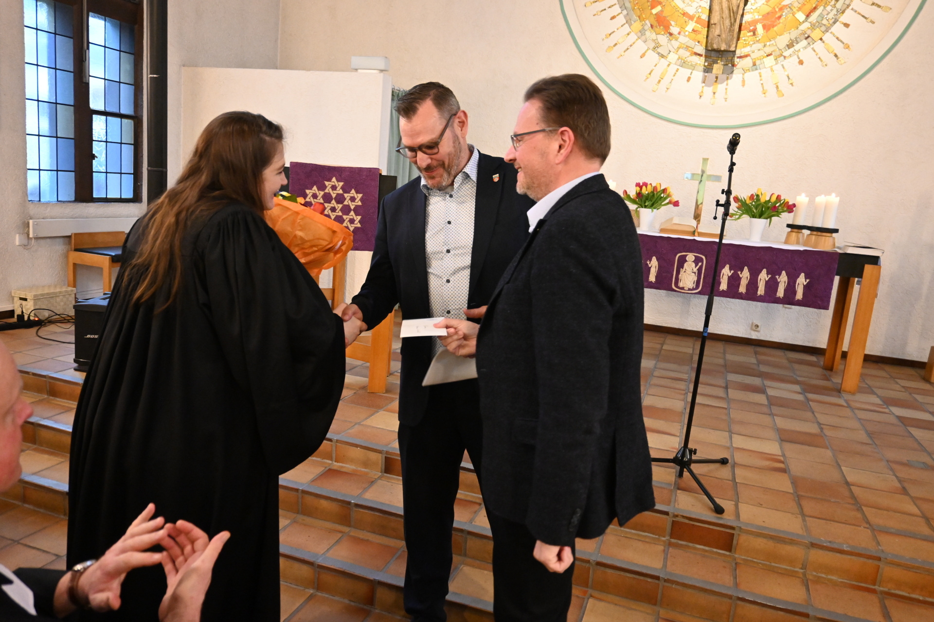 Seitz und Feist begrüßen Khalil.