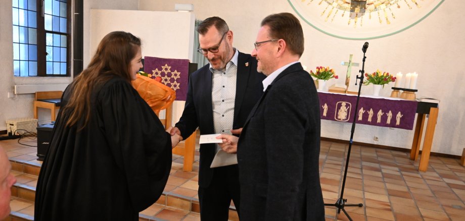 Seitz und Feist begrüßen Khalil.