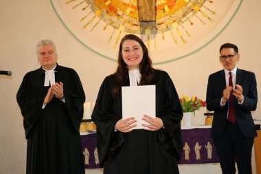 Khalil mit Urkunde im Einführungsgottesdienst.