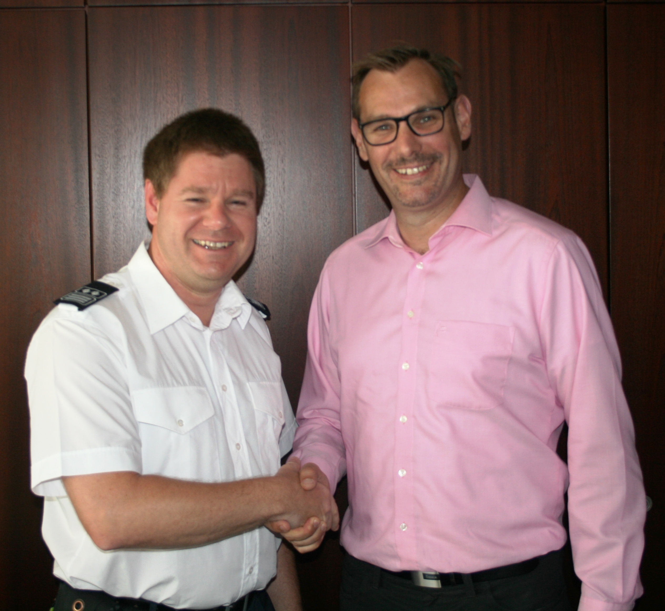 Bürgermeister Christian Seitz schüttelt Gemeindebrandispektor Patrick Kilian die Hand.