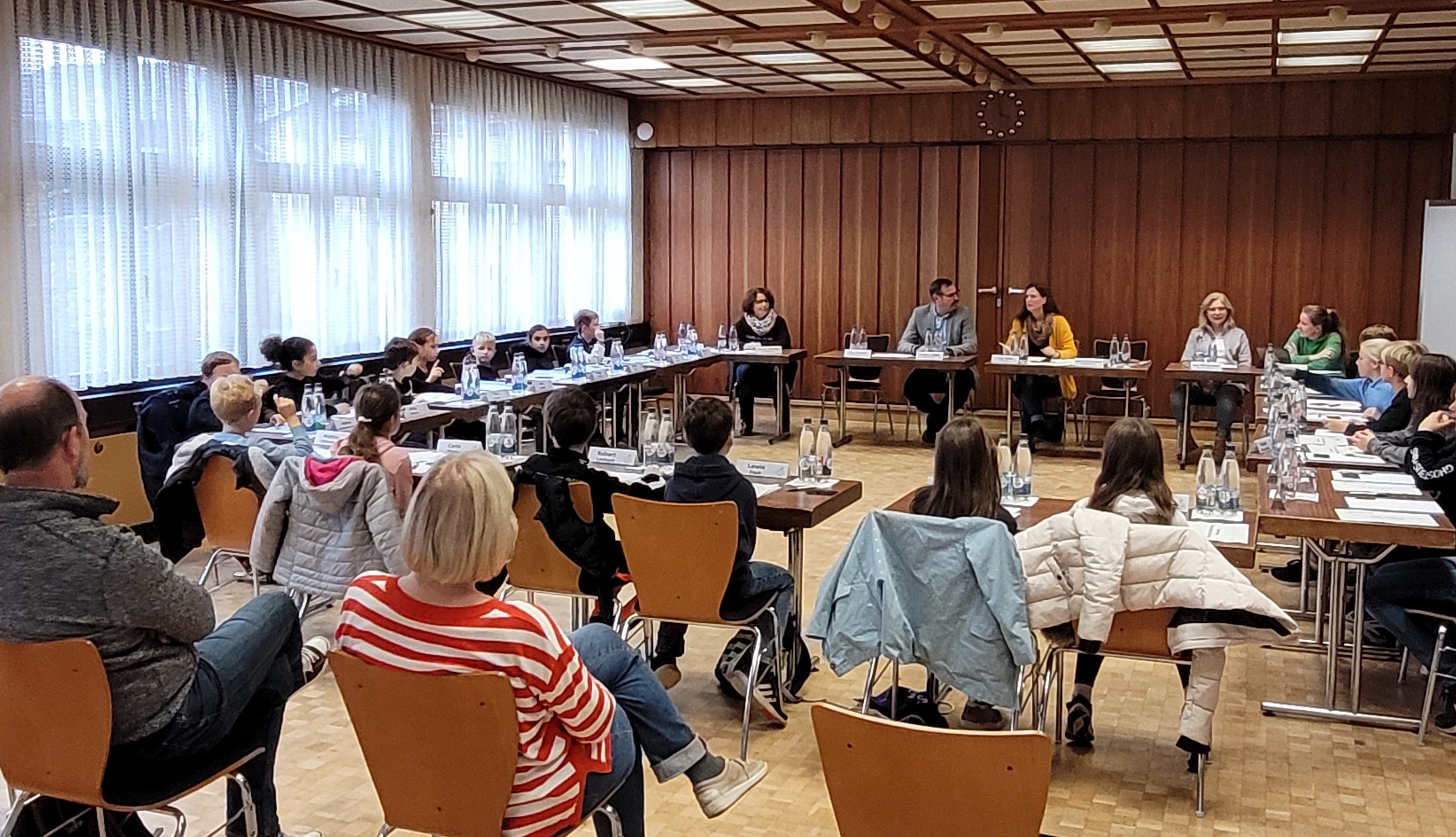 Kinder im Sitzungsaal.