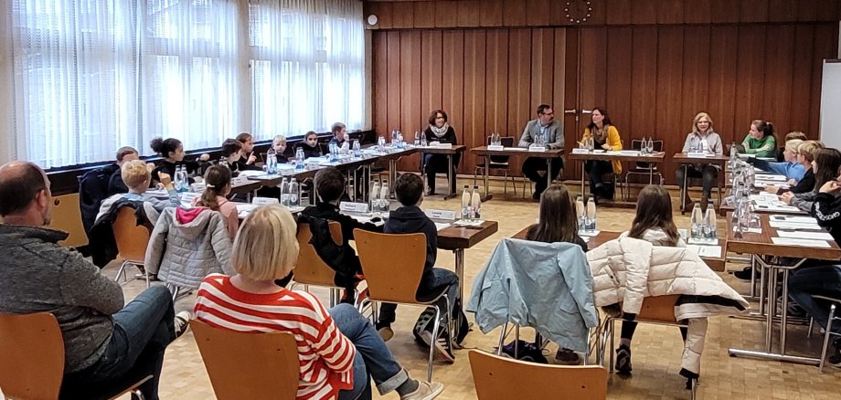 Kinder im Sitzungsaal.