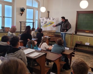 Michael Knittel erklärt die Pläne für den Spielplatz am Mühlbach.