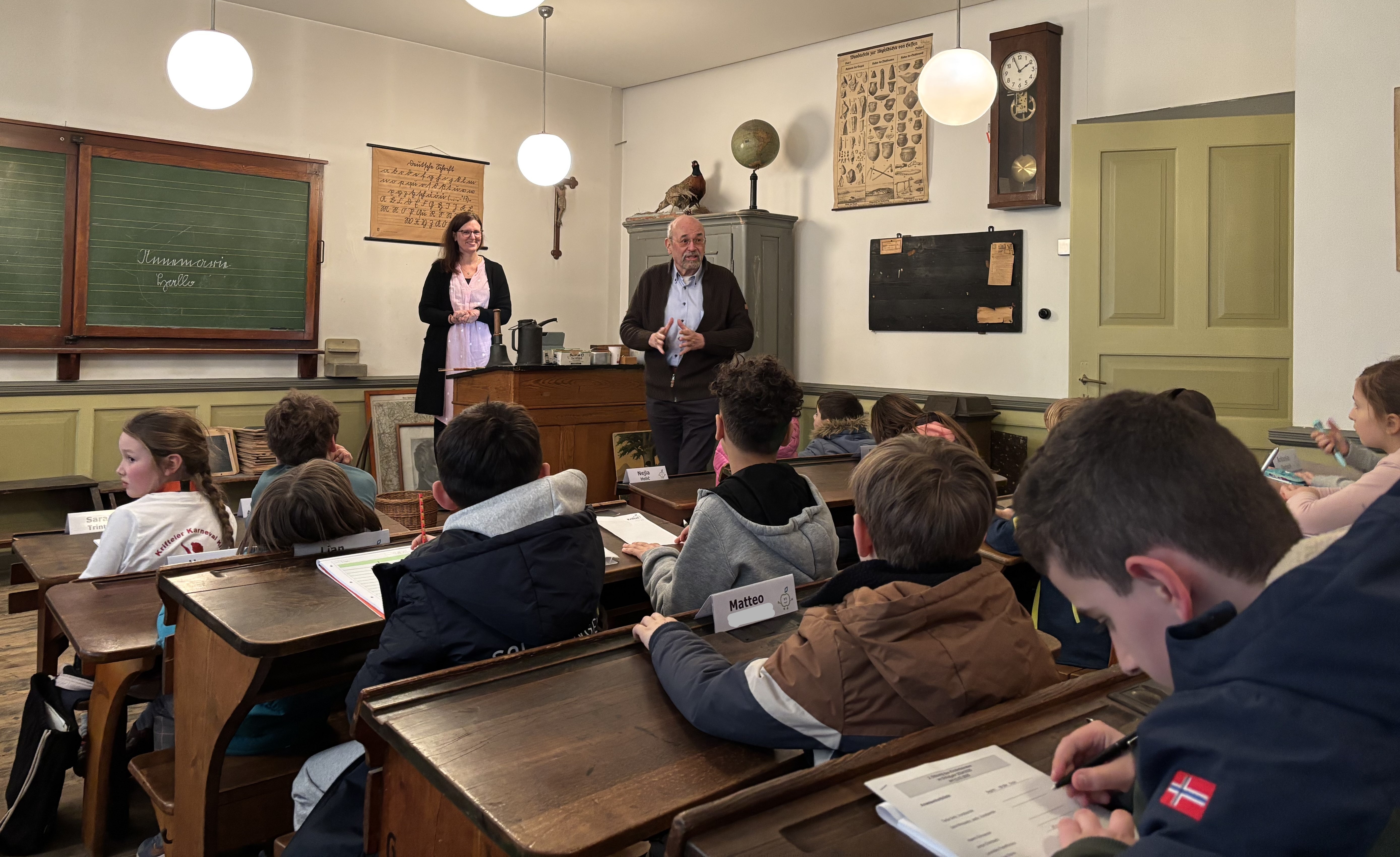 Janecke begrüßt die Kinderbeiratsmitglieder im historischen Klassenzimmer.