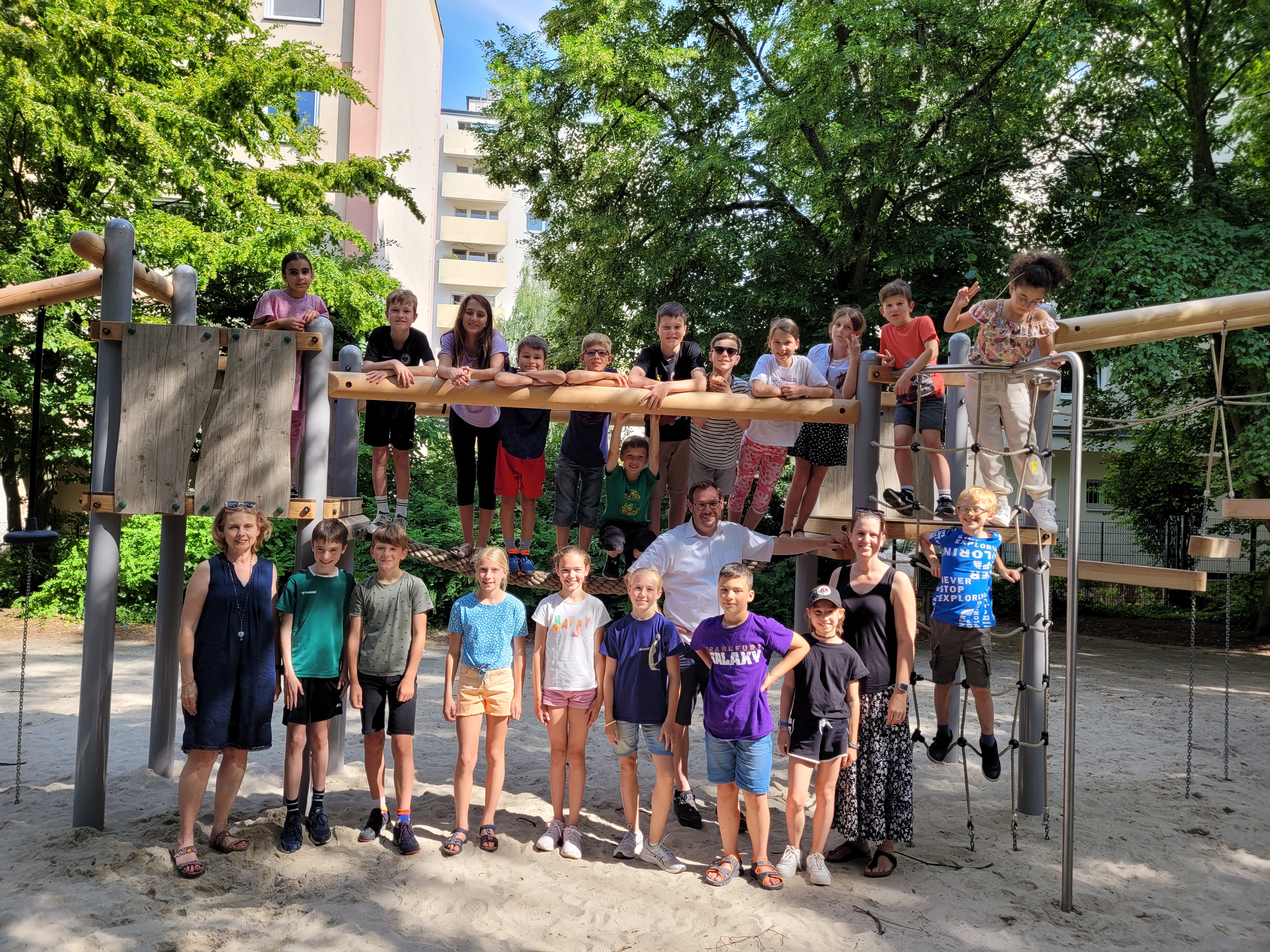 Die Kids vom Kinderbeirat mit Bürgermeister auf dem Spielplatz.