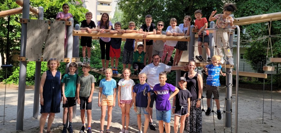 Die Kids vom Kinderbeirat mit Bürgermeister auf dem Spielplatz.