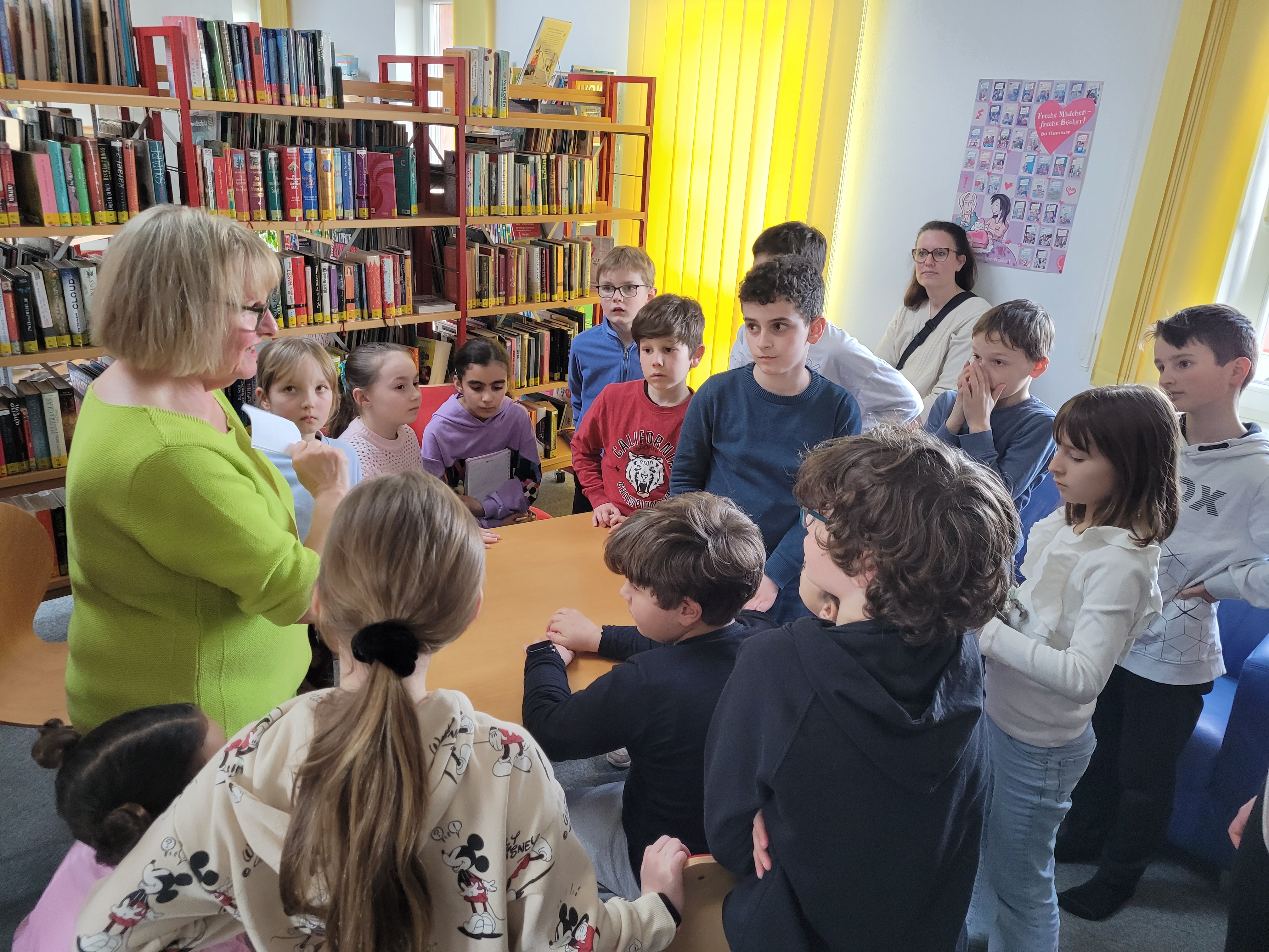 Kinder im Gespräch mit der Leiterin derGemeindebücherei.