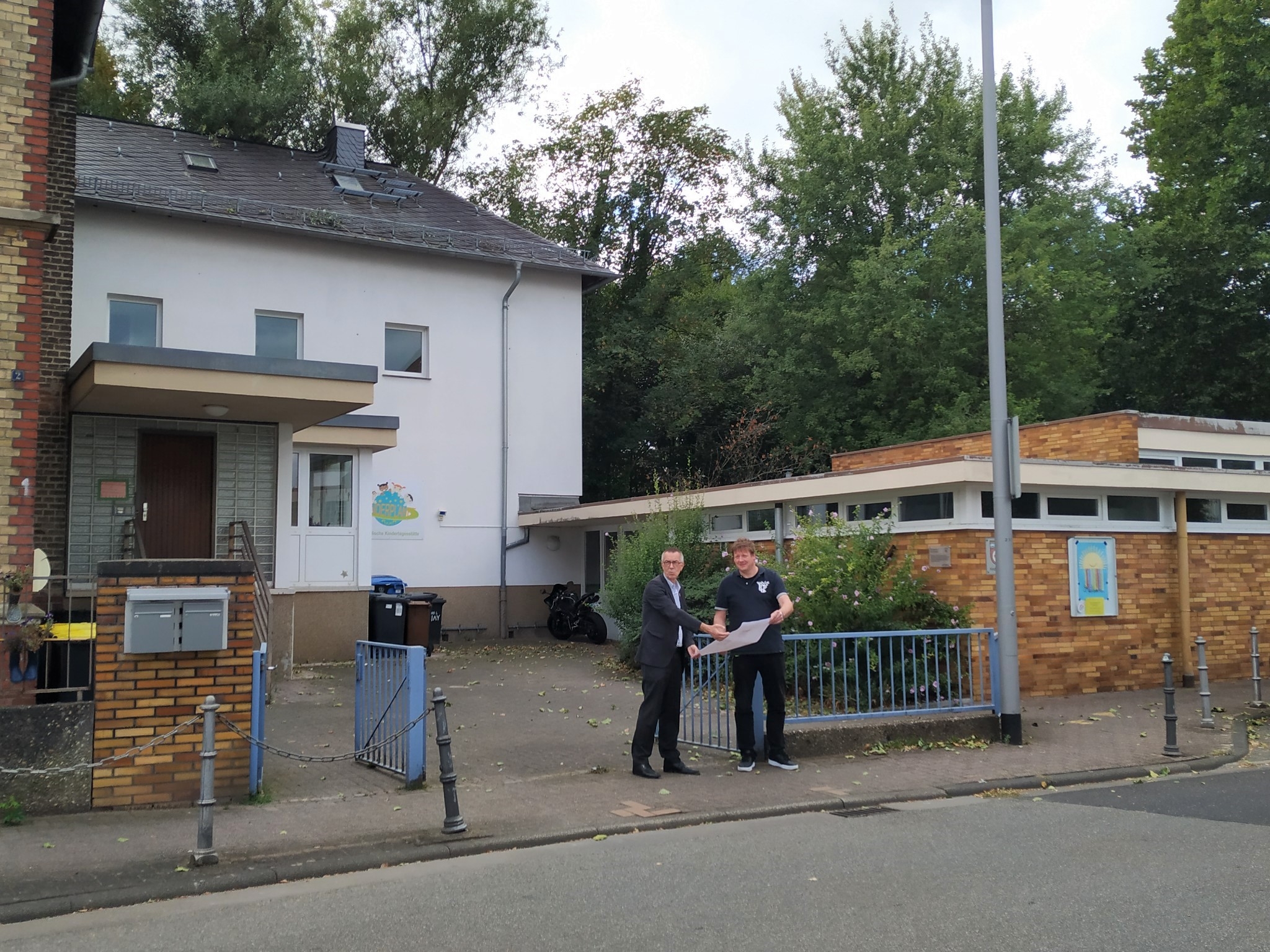Franz Jirasek und Christian Schwarz vom Bauamt vor dem alten Gebäude der Kita St. Vitus.