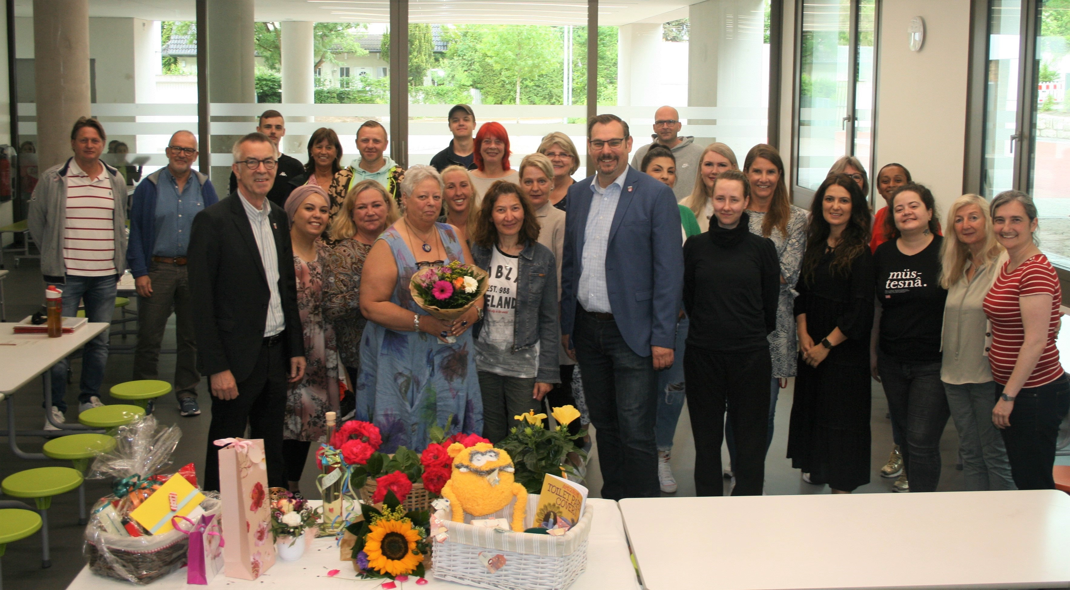 Angela Schäfer im Kreis der Gratulanten.