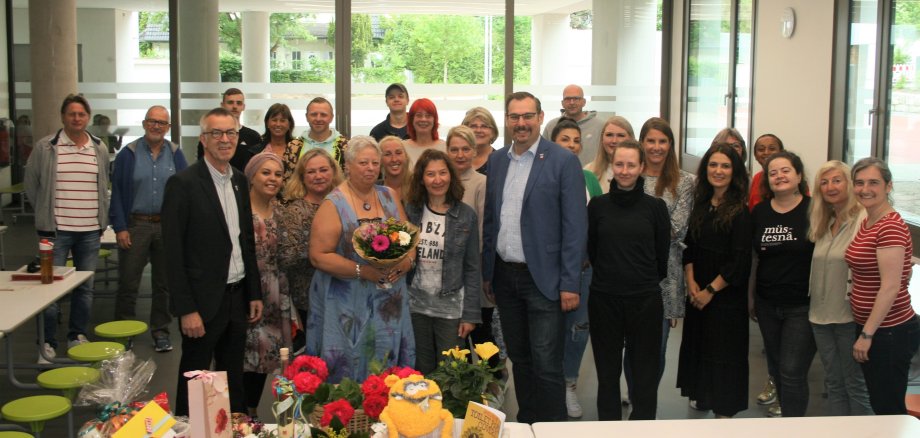 Angela Schäfer im Kreis der Gratulanten.