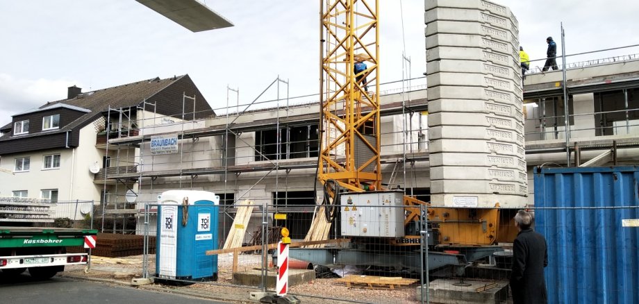 Bei der Kita an der Rossertstraße wird gerade per Kran ein Dachelement eingehoben.