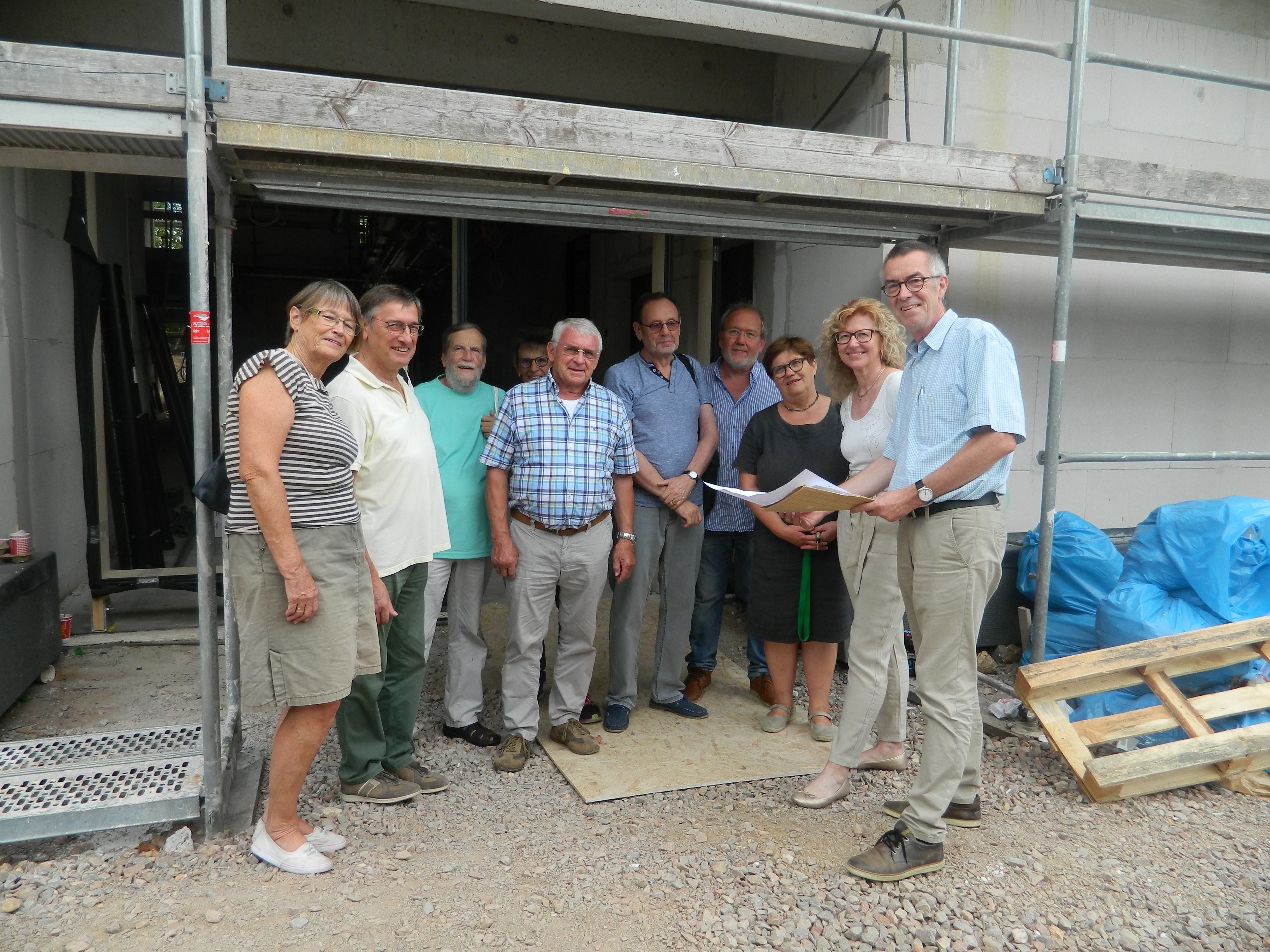 Die Mitglieder des Gemeindevorstands stehen vor dem Rohbau der Kita St. Vitus in der Rossertstraße.