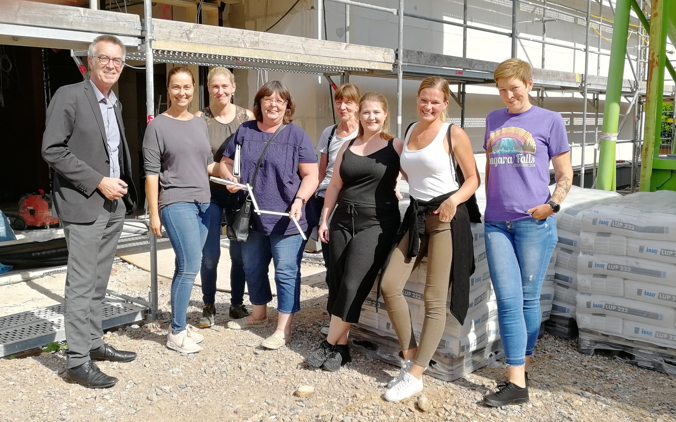 Franz Jirasek mit dem Kitateam vor dem Neubau.