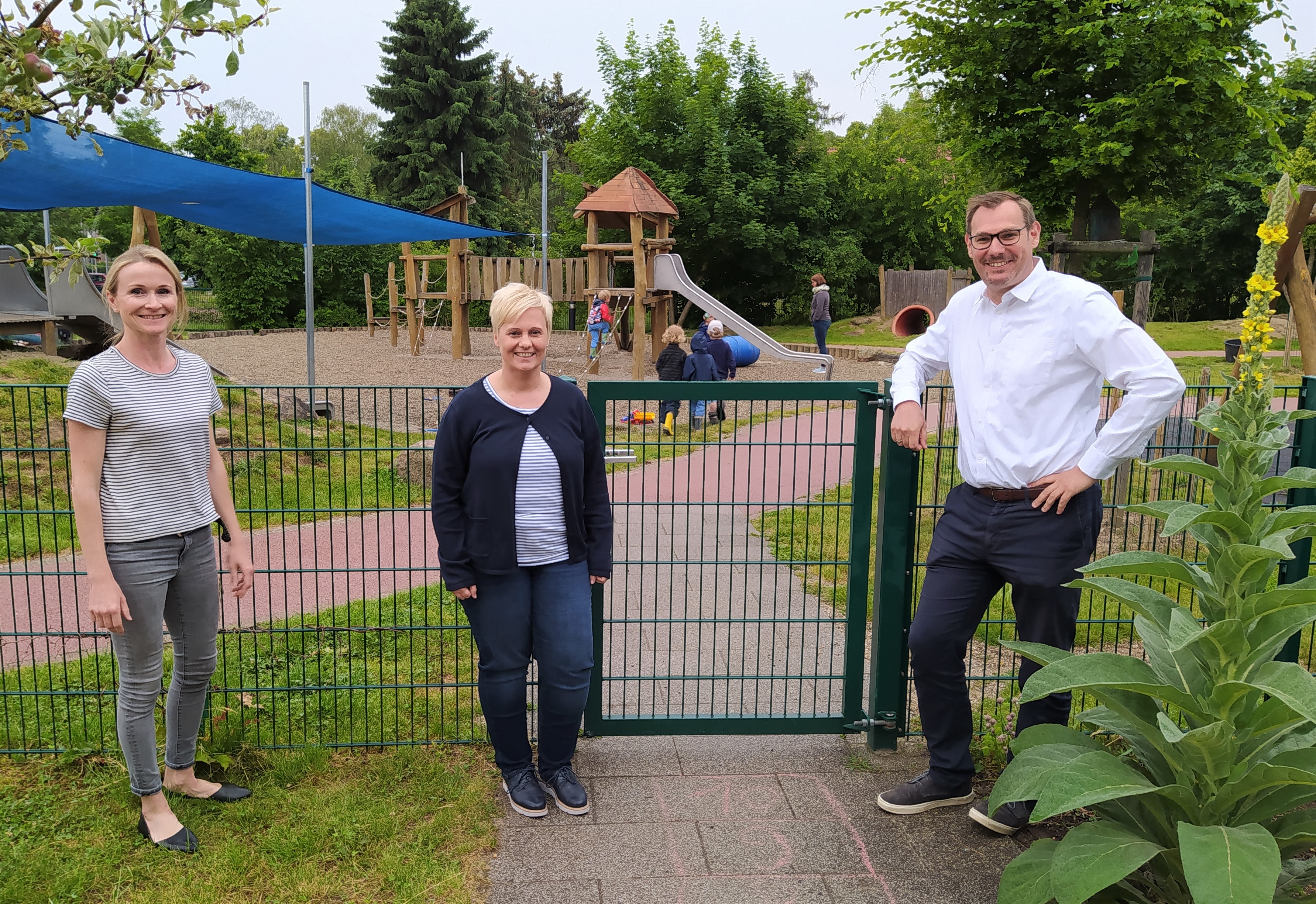 Bürgermeister Seitz mit Leiterin Alexandra Zuther von der Kita St. Elisabeth und ihrer Stellvertreterin im Außenbereich der Kita.