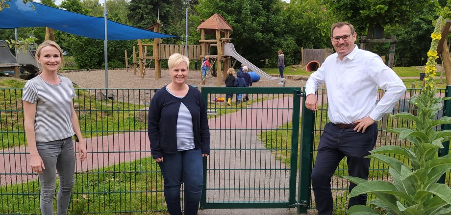 Bürgermeister Seitz mit Leiterin Alexandra Zuther von der Kita St. Elisabeth und ihrer Stellvertreterin im Außenbereich der Kita.