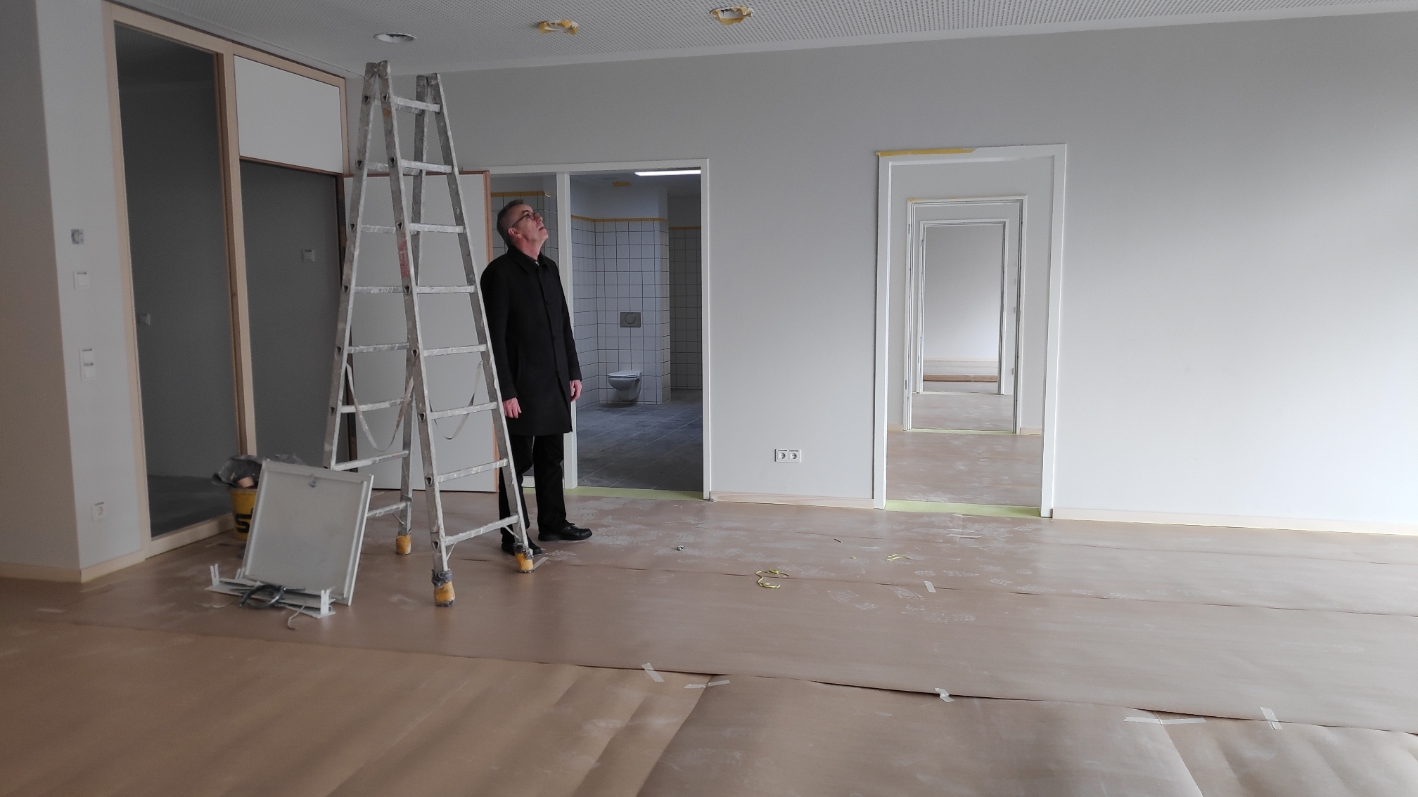 Der ERste Beigeordnete Franz Jirasek im Obergeschoss der nuen Kita St. Vitus.