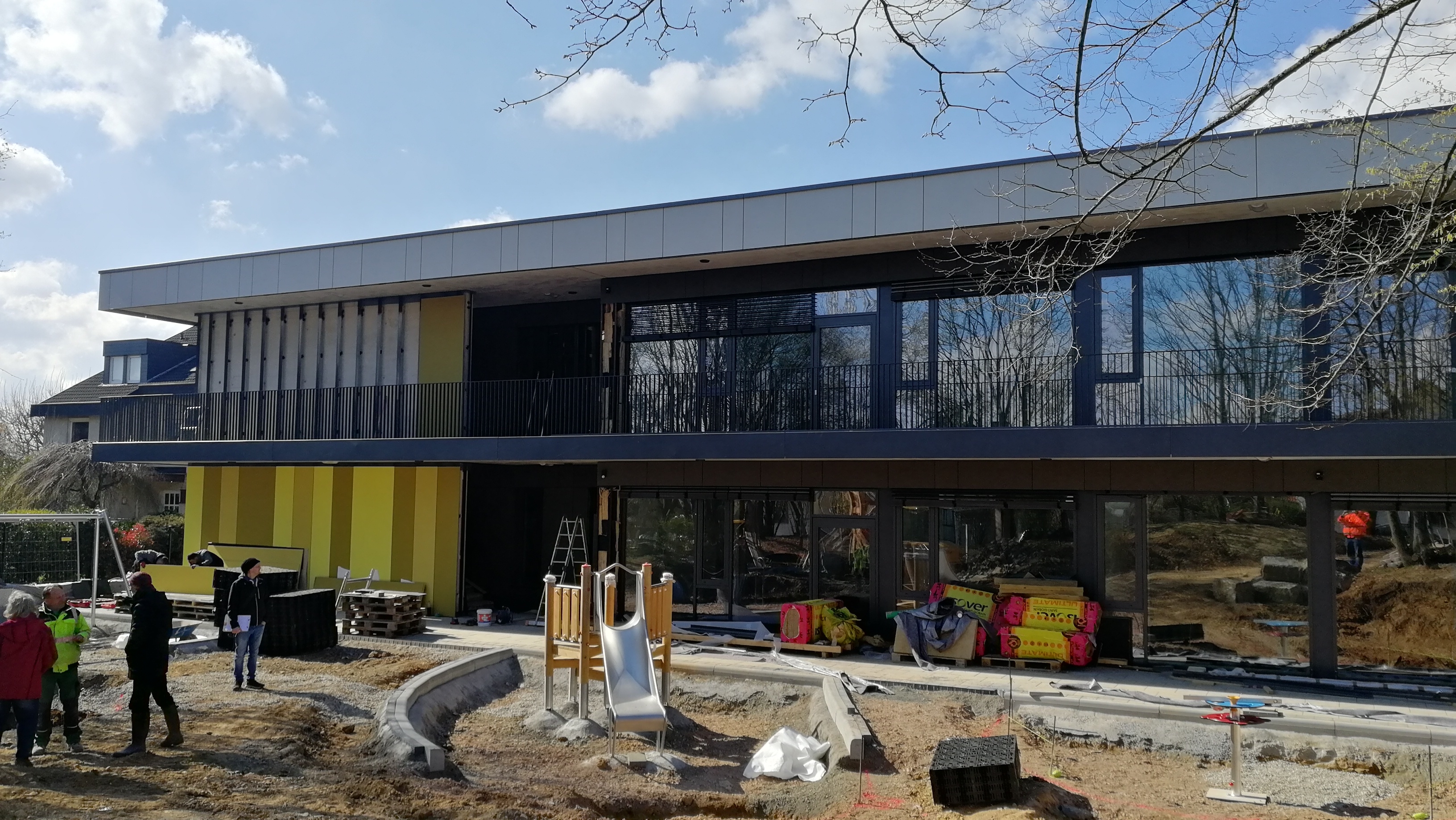 Die Außenanlage der Kita St. Vitus mit ein paar Spielgeräten.