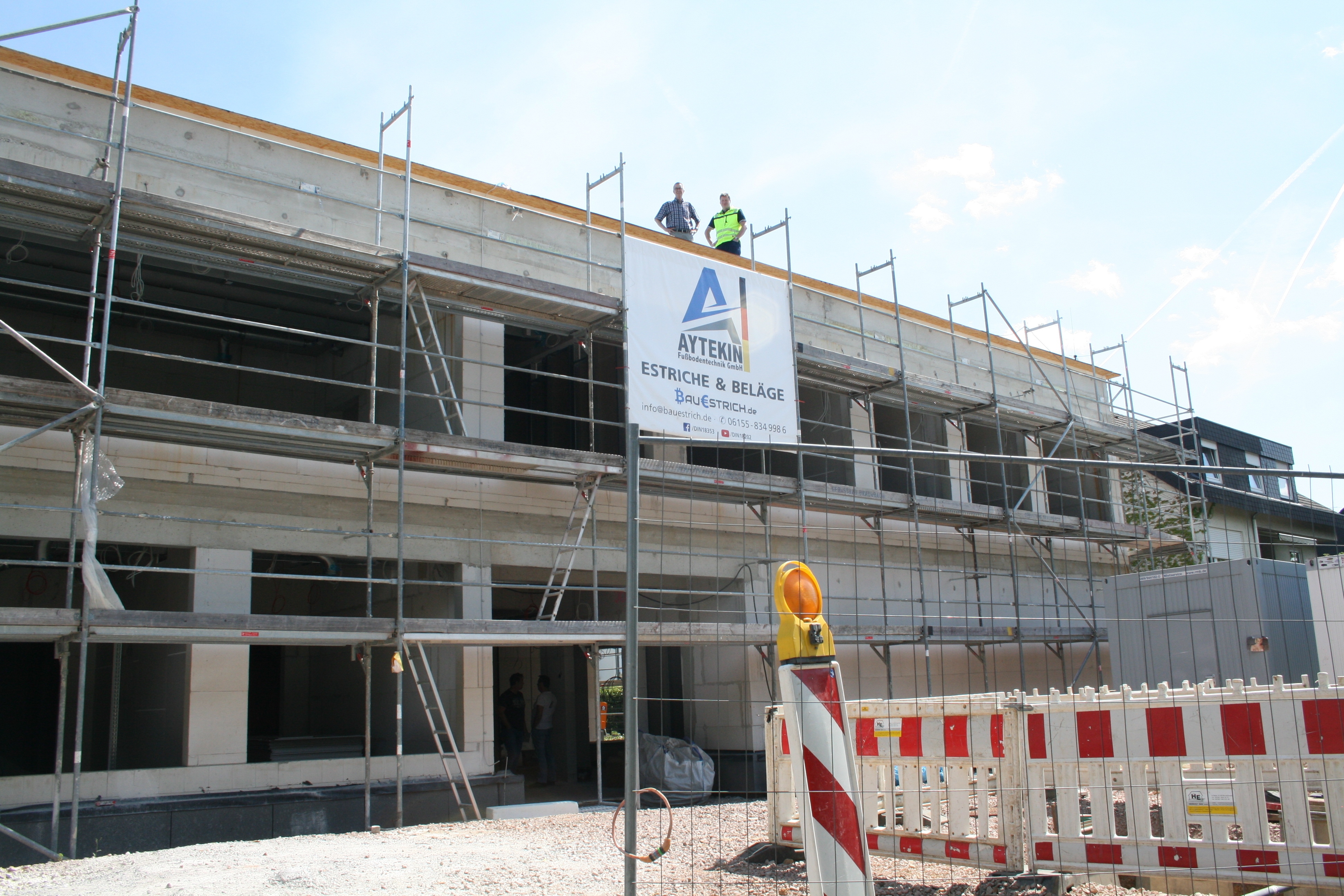 JIrasek und Schwarz auf dem Dach des Kitarohbaus.