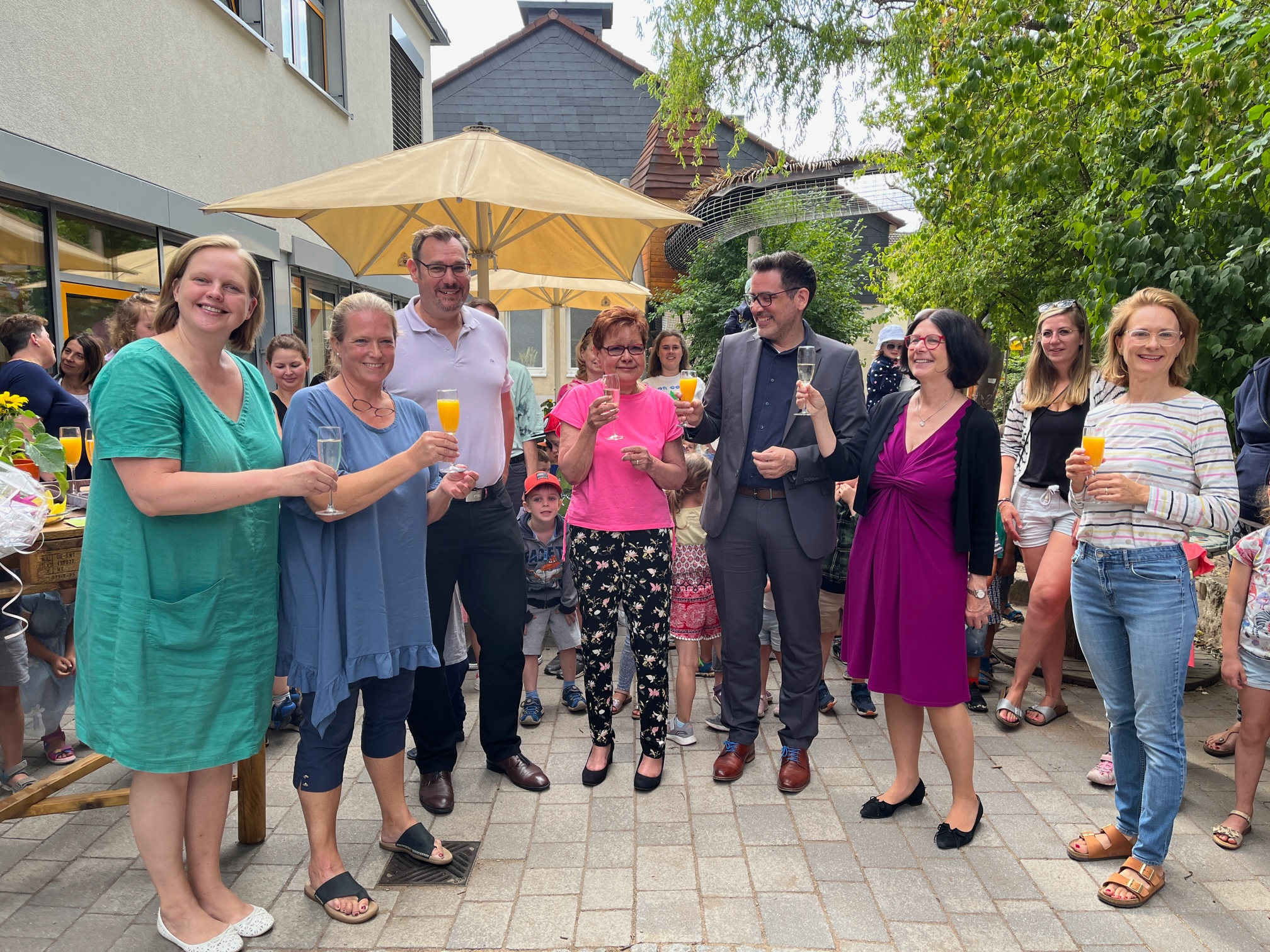 Sehlbach mit Gratulanten im Garten der Kita.