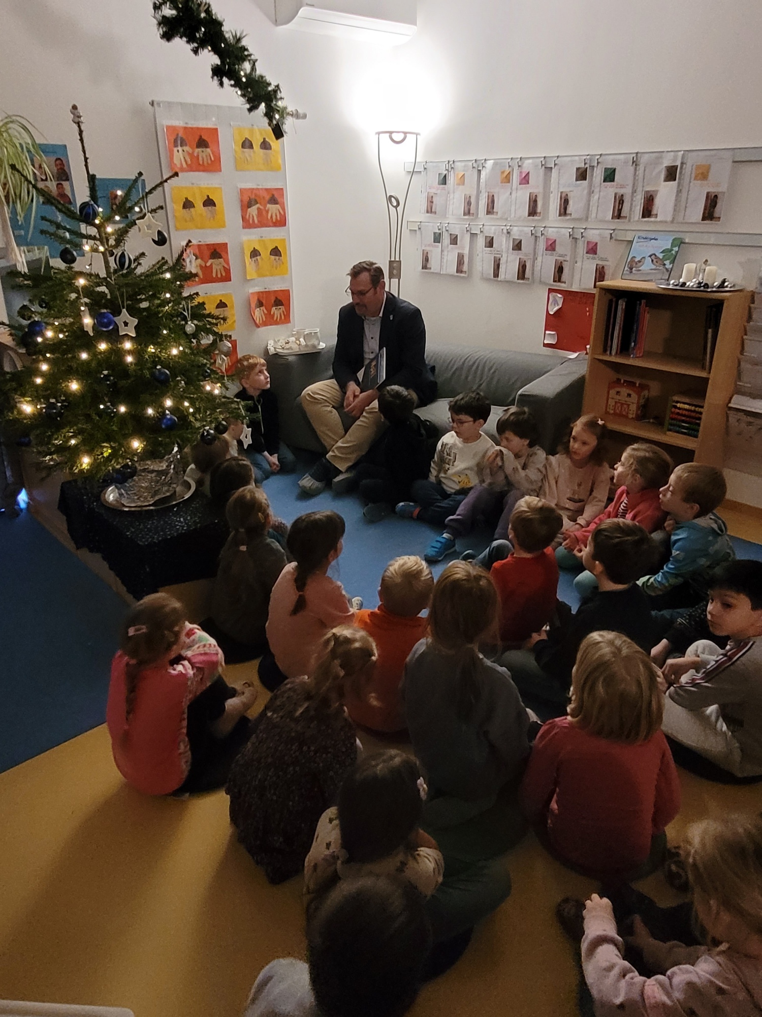 Bürgermeister Seitz liest in einer Kita.