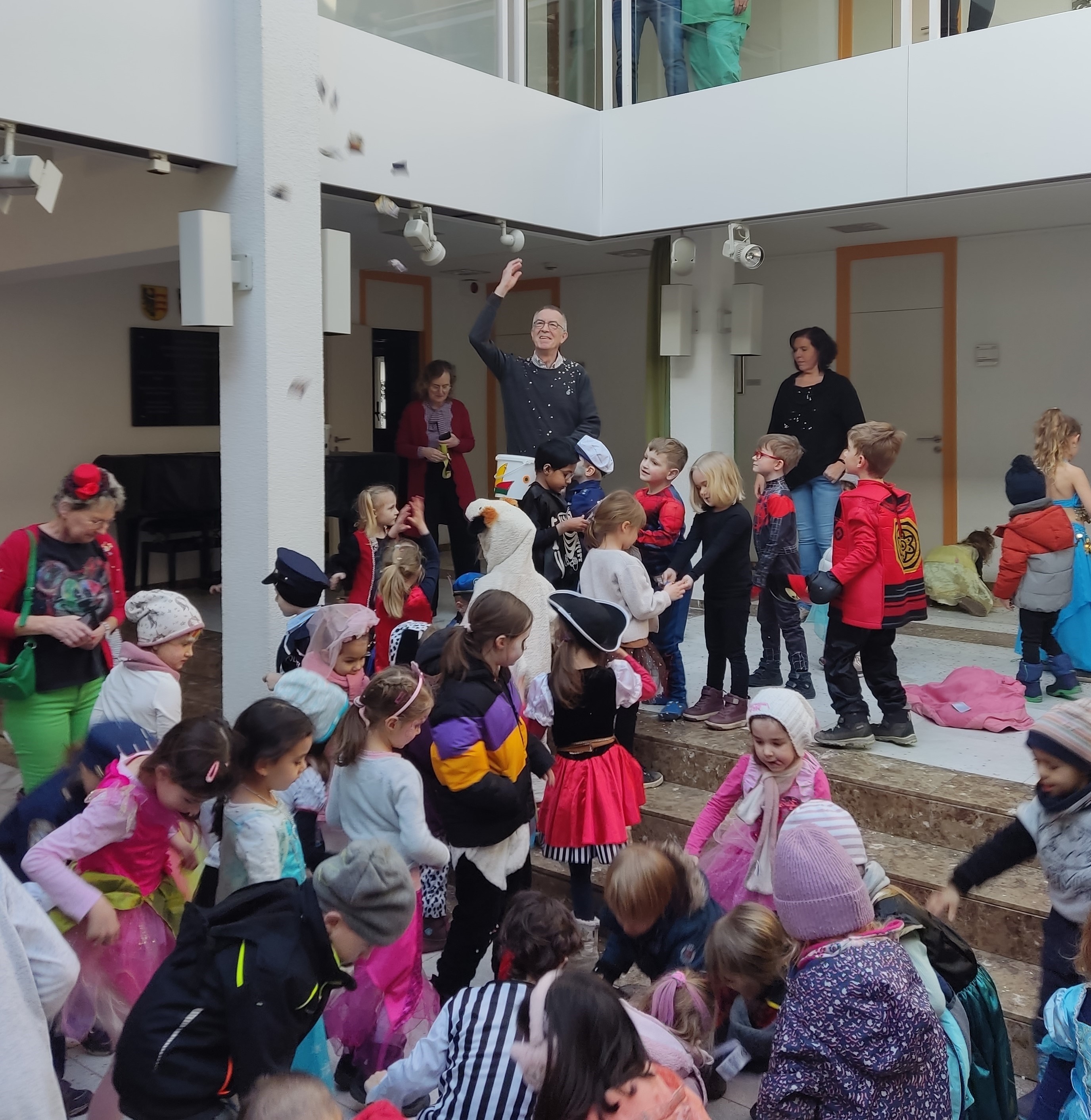 Franz Jirasek schmeißt Süßes in die Kindermenge.