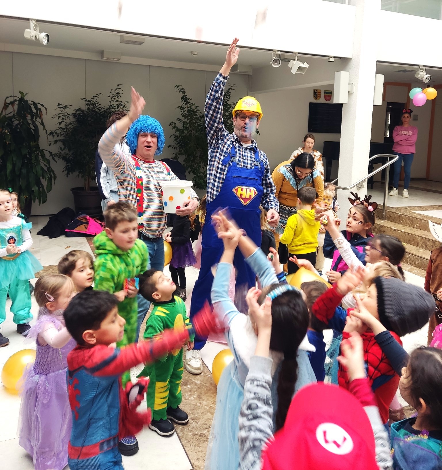 Seitz und Mohr werfen verkleidet Kamelle in die Luft.