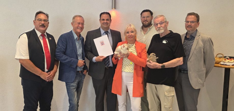 Die Ministerin mit Huhn und den Offiziellen.