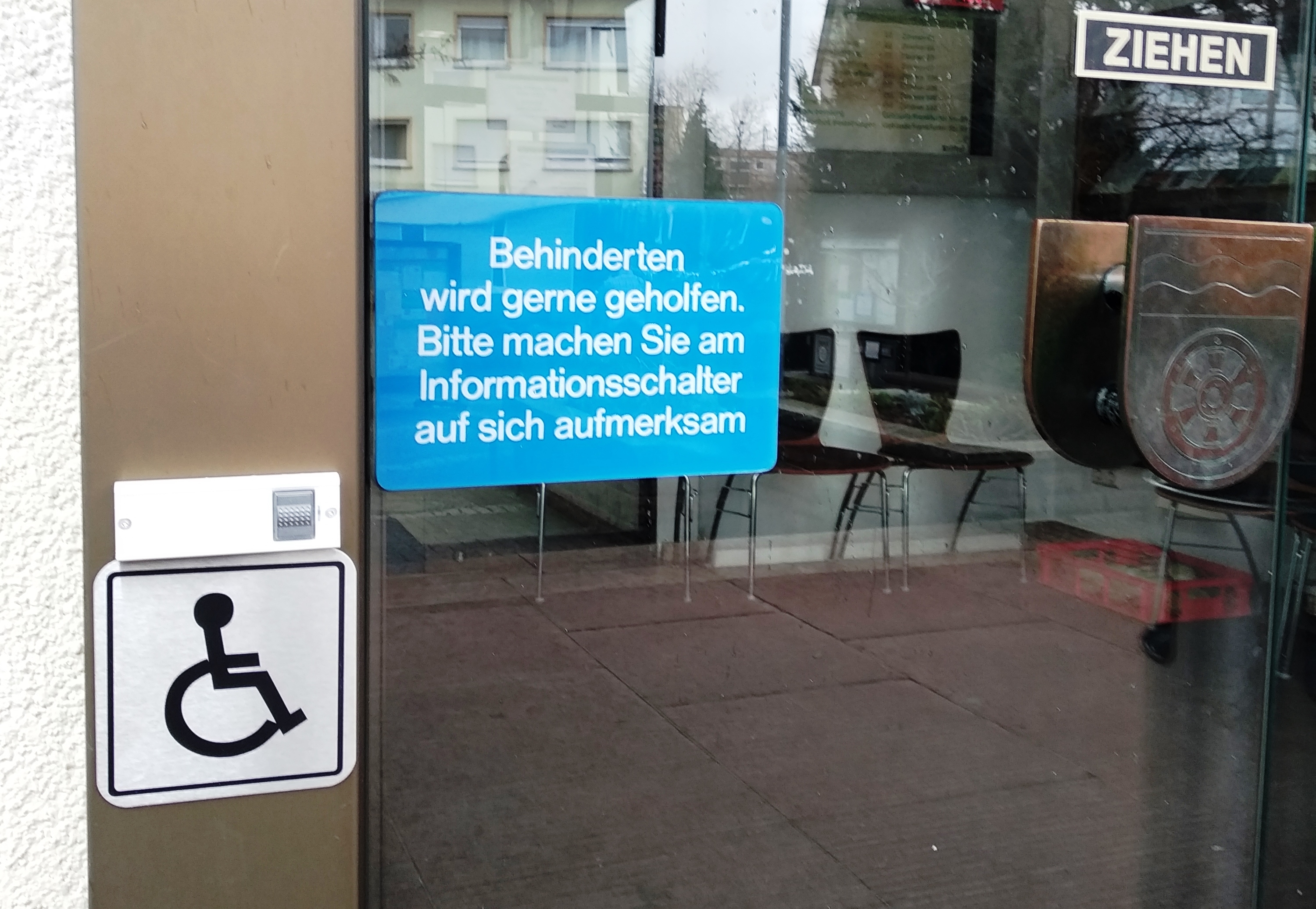 Die Funkklingel links neben der Rathaustür.