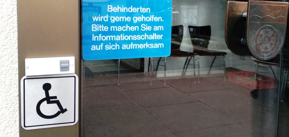 Die Funkklingel links neben der Rathaustür.