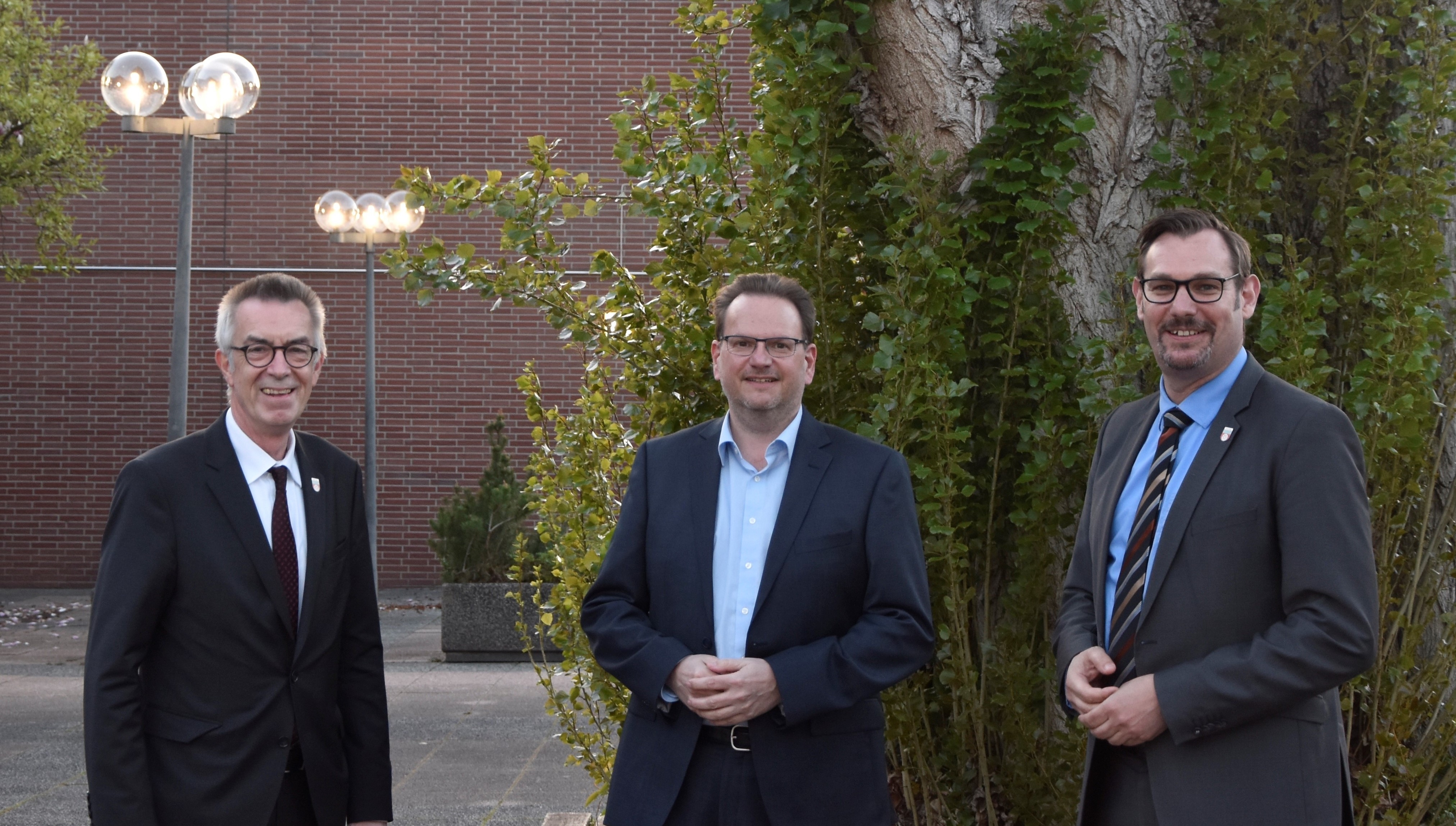 Alexander Fesist mit Franz Jirasek und Christian Seitz vor der Schwarzbachhalle.