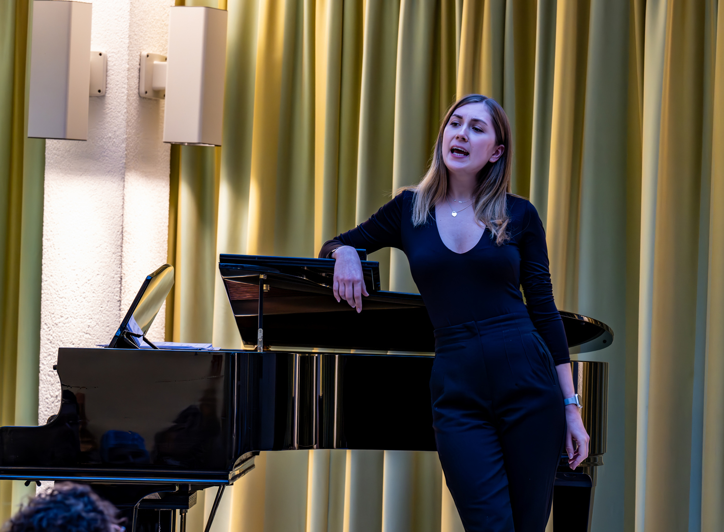 Ellen Geisel lehnt am Klavier.