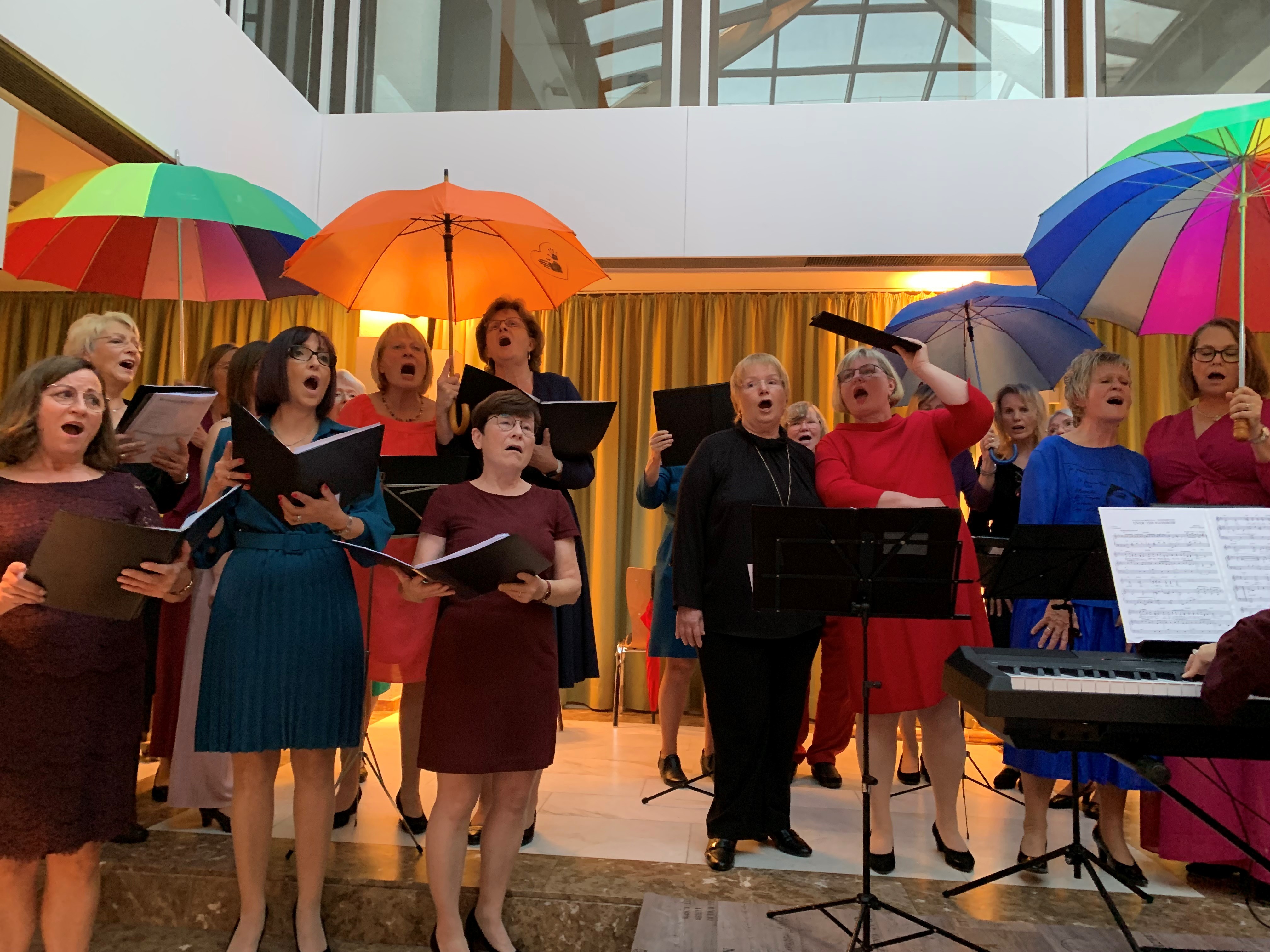 Der Frauenchor mit bunten Regenschirmen.