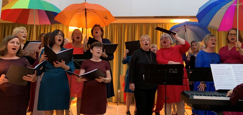Der Frauenchor mit bunten Regenschirmen.