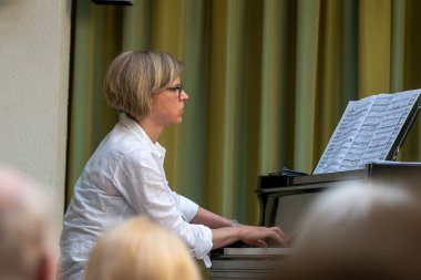 Einfühlsame Pianistin.