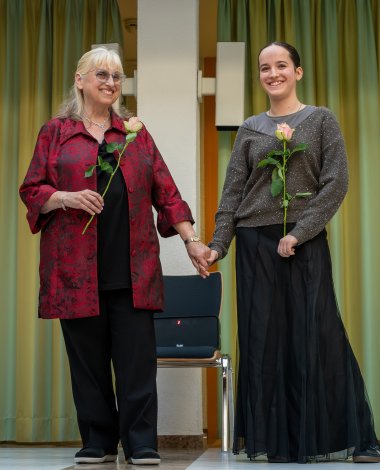 Die Akteurinnen mit Rosen.