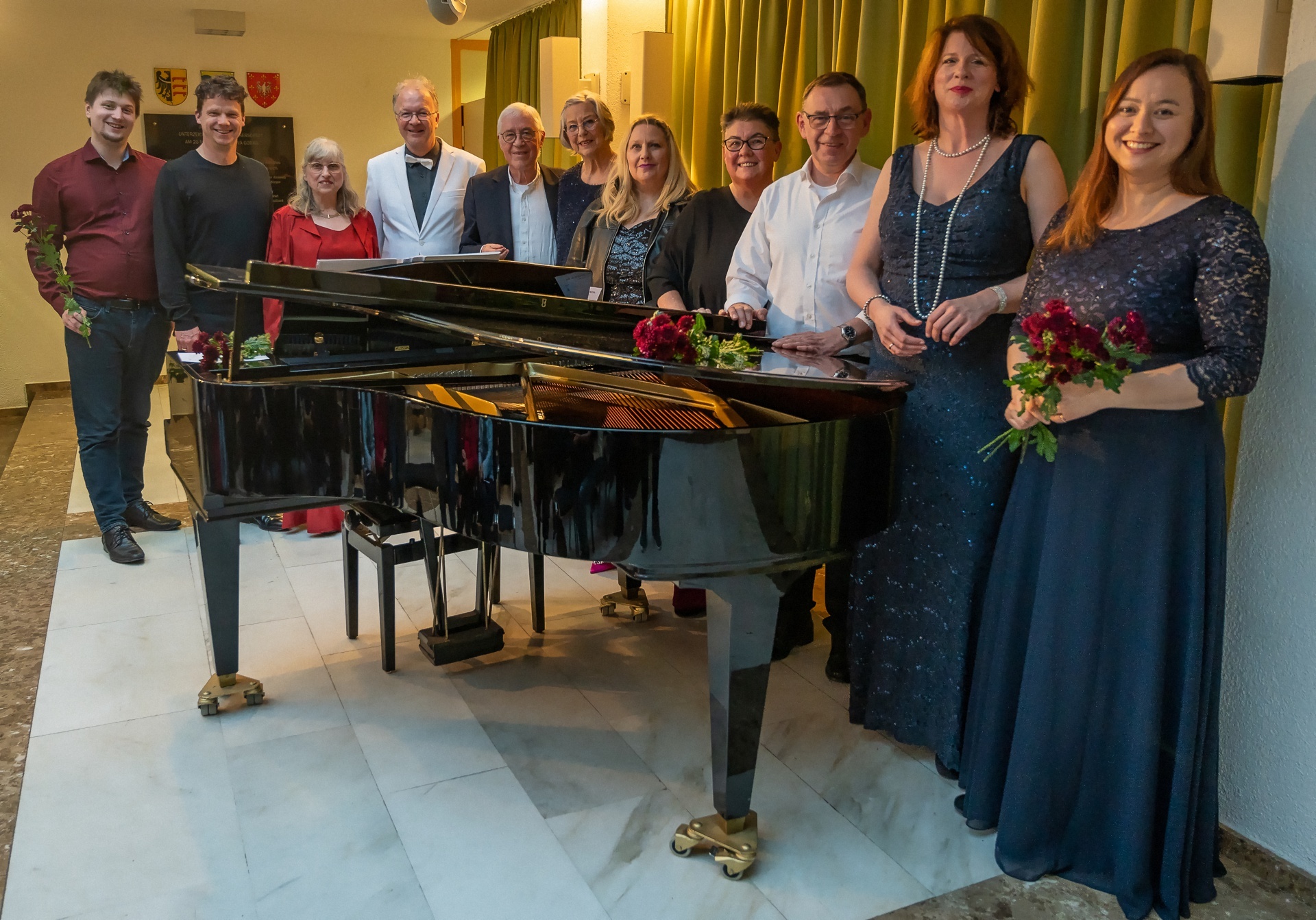 Alle Sänger rund ums Klavier.