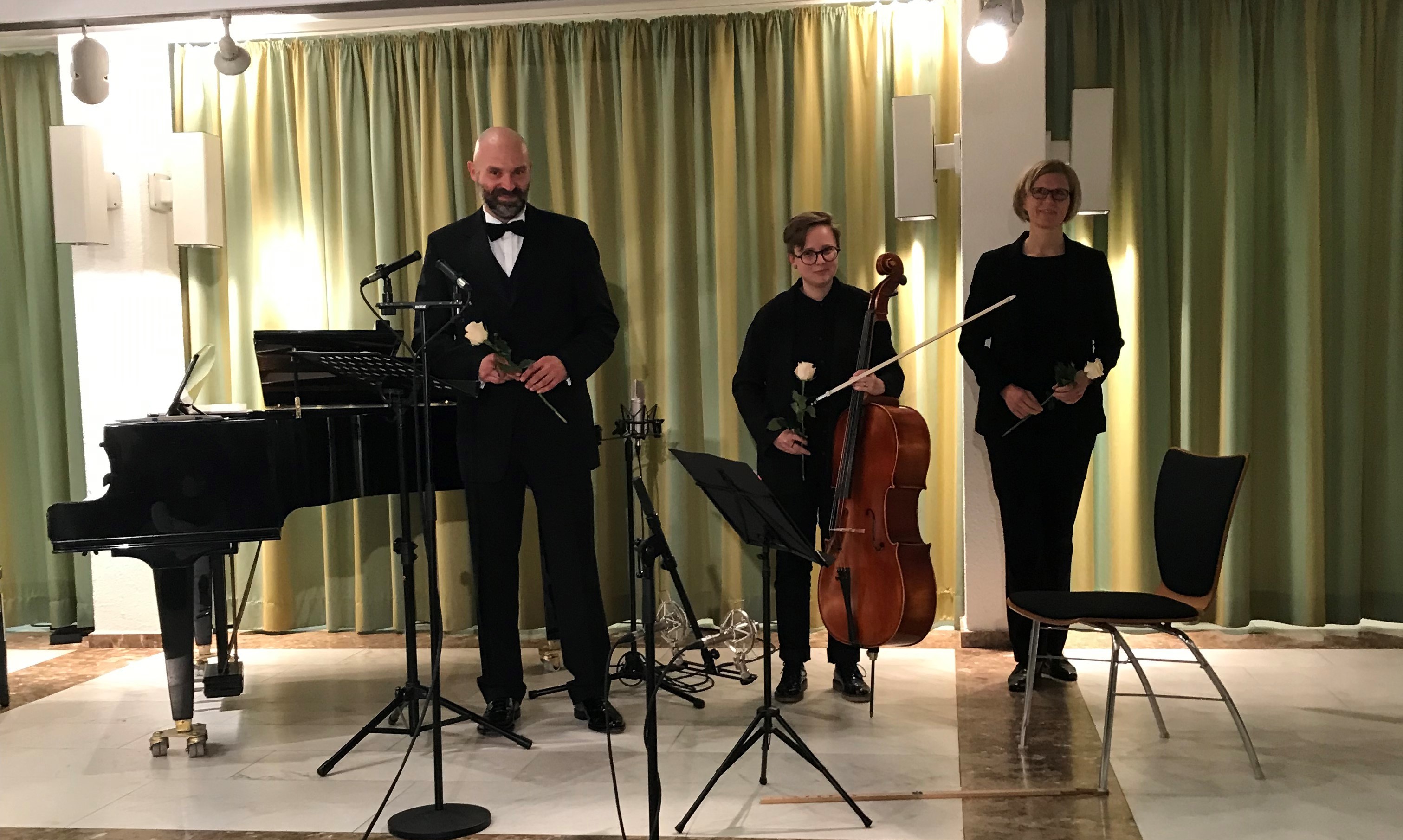 Die Akteure auf der Bühne beim Abschlussapplaus.