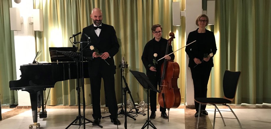 Die Akteure auf der Bühne beim Abschlussapplaus.