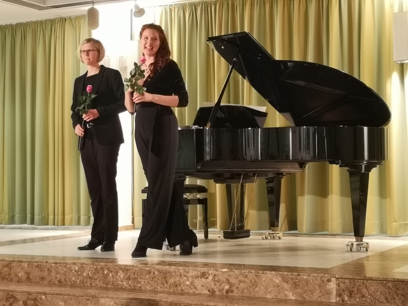 Das Duo Wiesner/Ziegler neben dem Piano im Foyer des Rathauses.