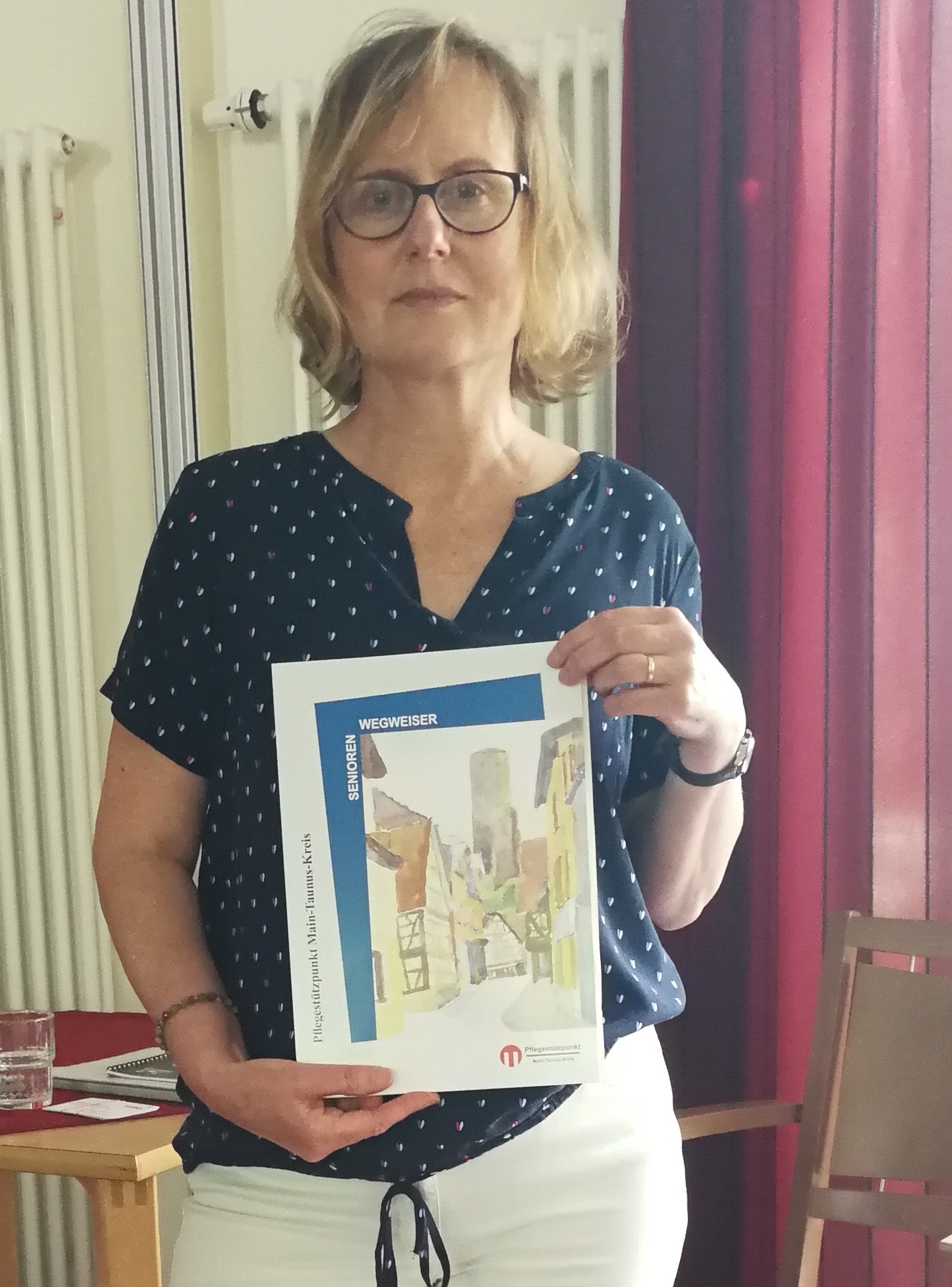Gabriele Kortenbusch zeigt den Senioren Wegweiser.