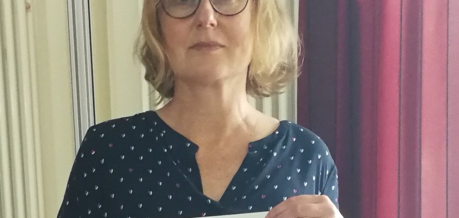 Gabriele Kortenbusch zeigt den Senioren Wegweiser.