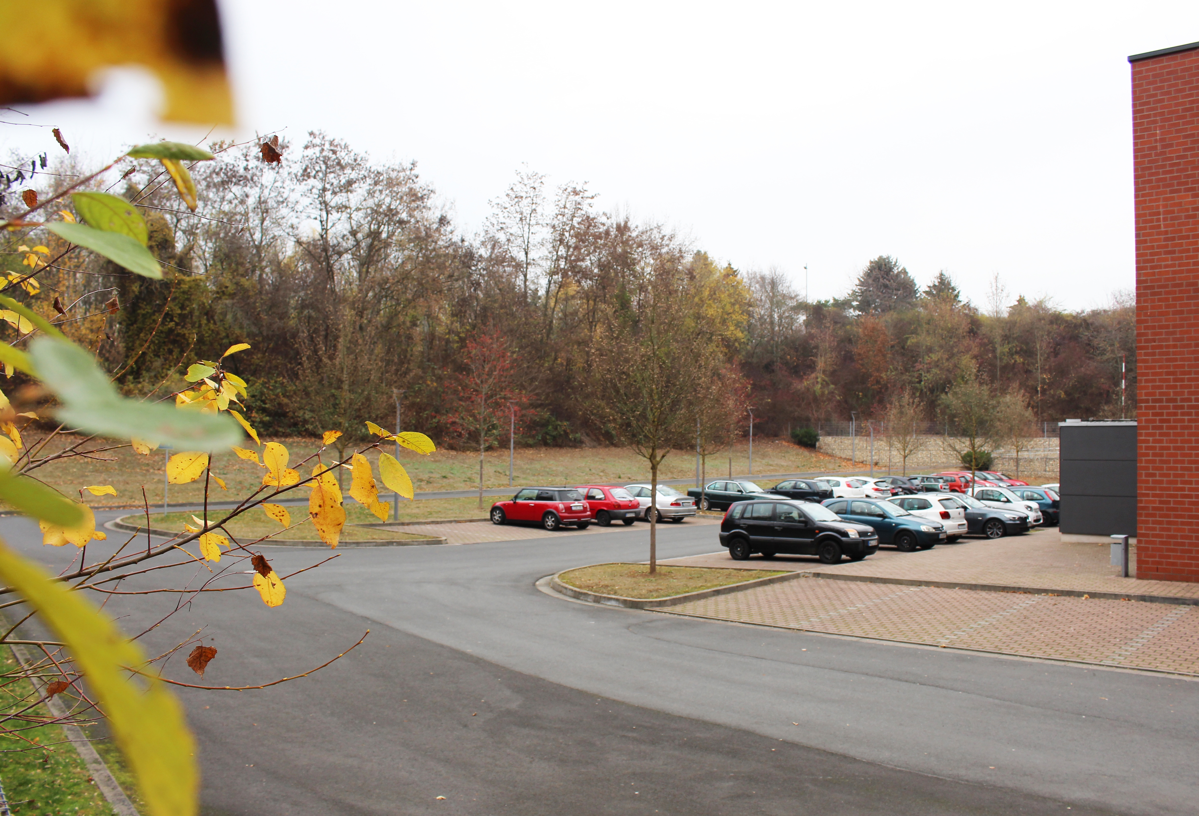 Hinter dem Parkplatz der Konrad-Adenauer-Schule ist noch Platz.