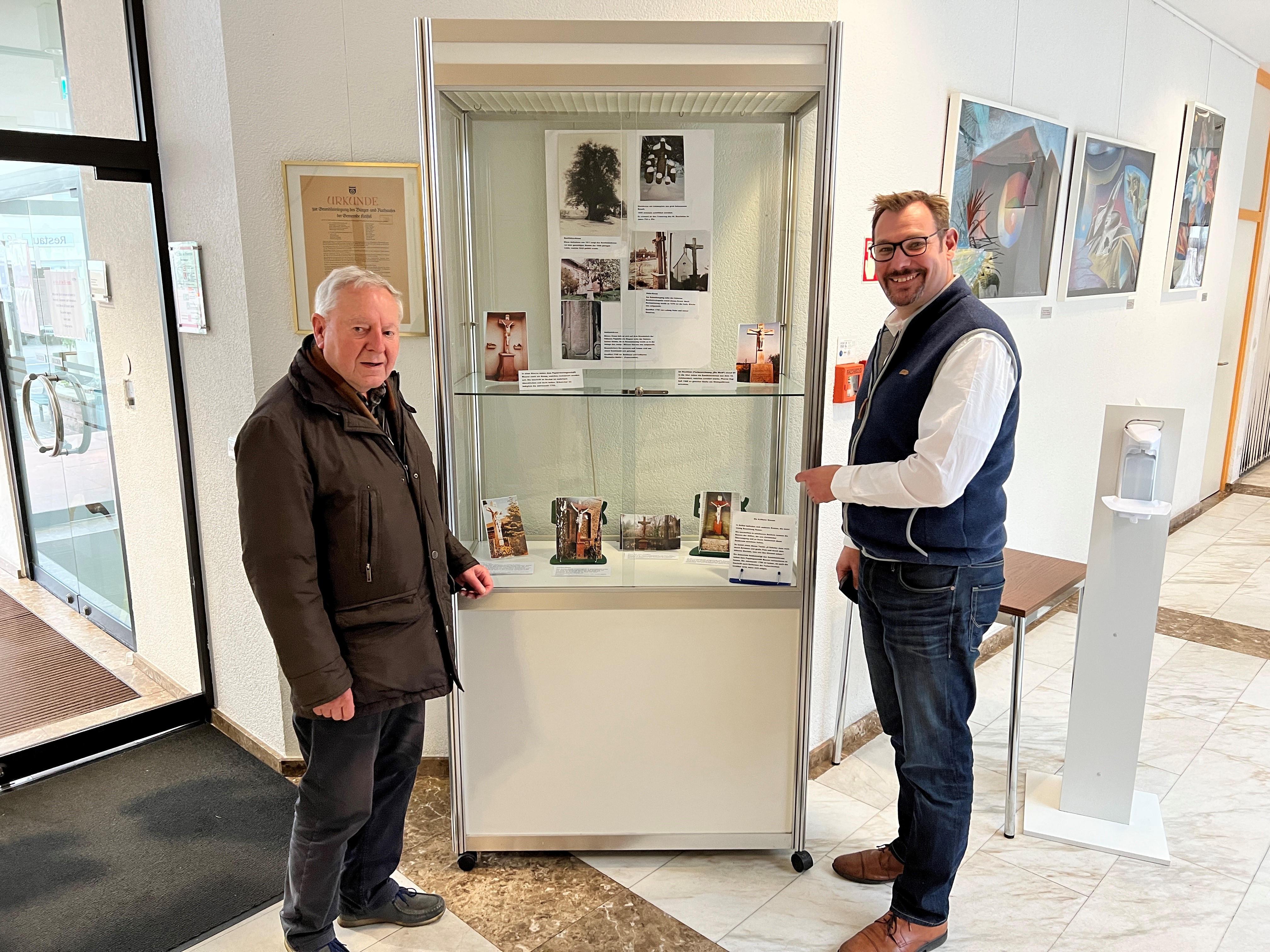 Krementz und Bürgermeister Seitz vor der Vitrine im Rathaus.