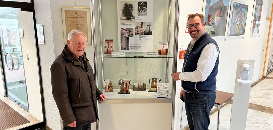 Krementz und Bürgermeister Seitz vor der Vitrine im Rathaus.