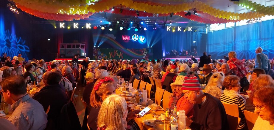 Die geschmückte Schwarzbachhalle ist gut gefüllt.