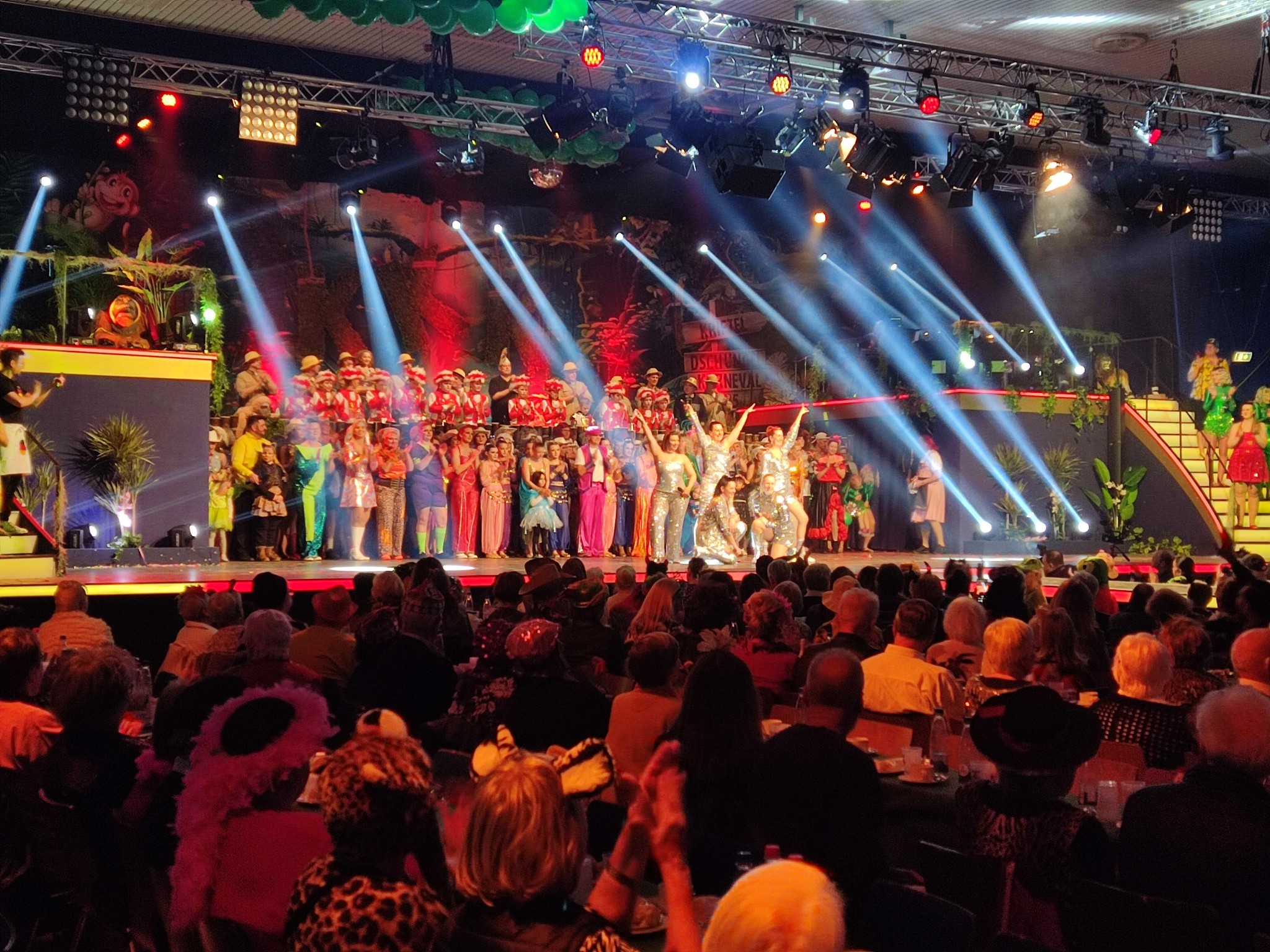 Scheinwerfer auf die Gruppen auf der Bühne gerichtet.