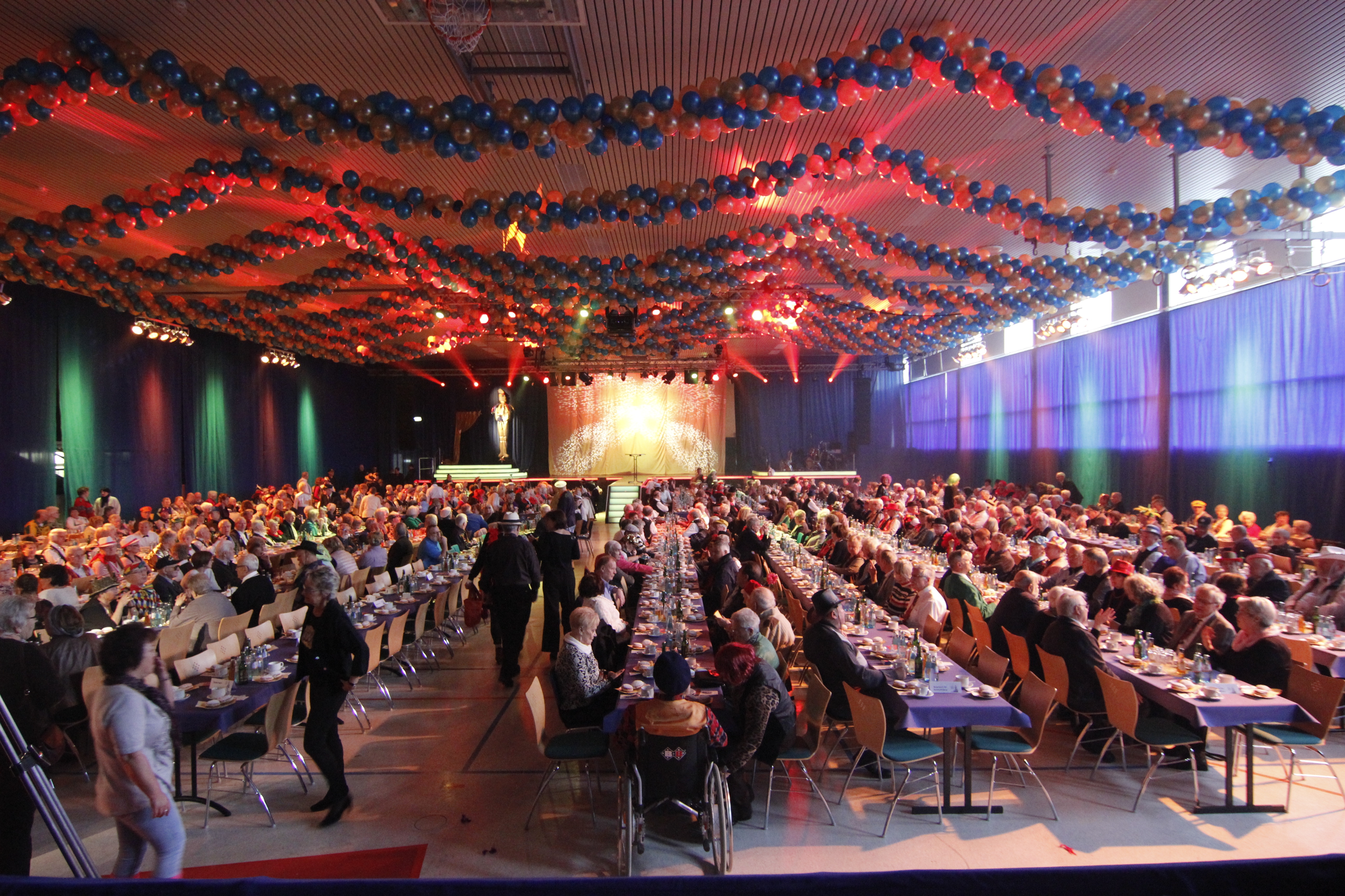 Vollbesetzte Tische in der bunt geschmückten Großen Schwarzbachhalle.